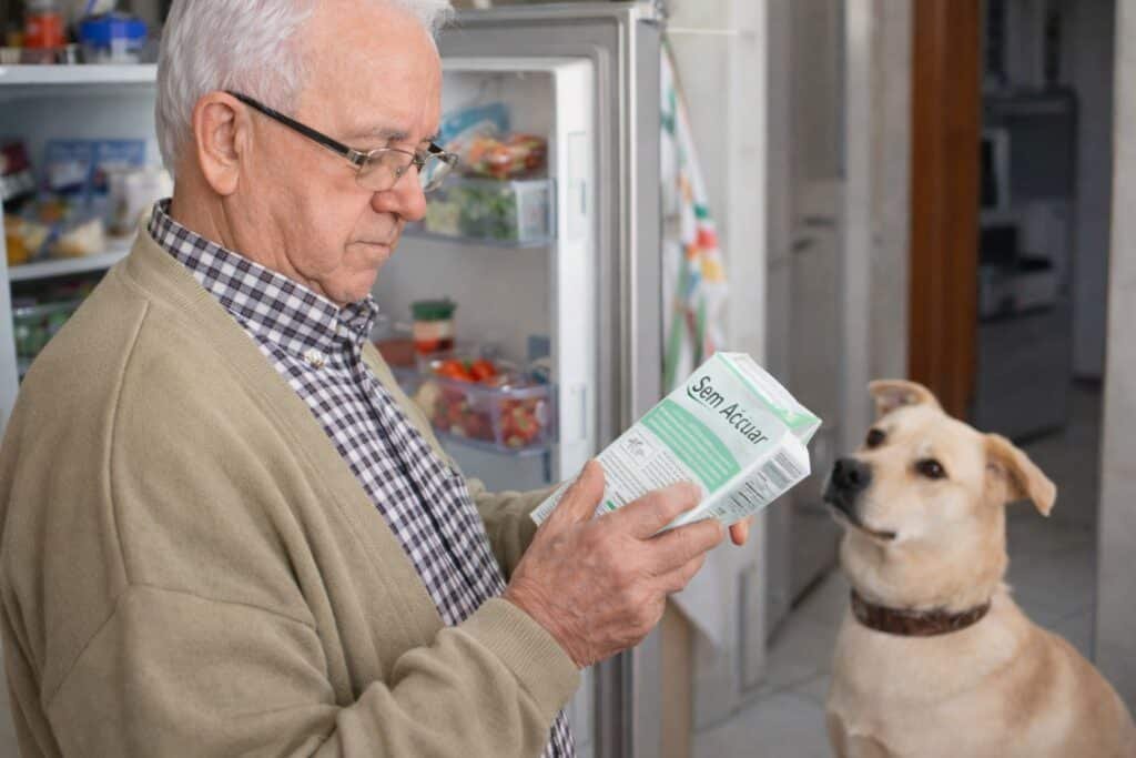 tutor conferindo rótulo de produto com xilitol antes de guardar
